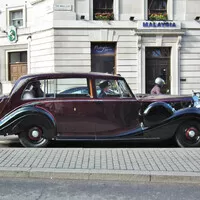 Garáž britské královské rodiny: Proč mají paparazzi smůlu a proč jezdí Aston Martin na pálenku?