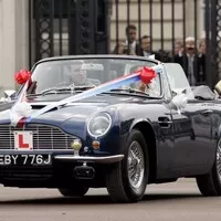 Garáž britské královské rodiny: Proč mají paparazzi smůlu a proč jezdí Aston Martin na pálenku?