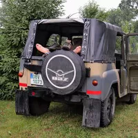 Autíčkář na srazu vojenské techniky na Ranči u Kamenného stolu