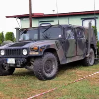 Autíčkář na srazu vojenské techniky na Ranči u Kamenného stolu