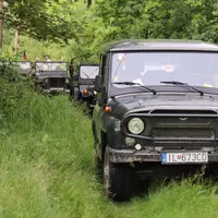 Autíčkář na srazu vojenské techniky na Ranči u Kamenného stolu