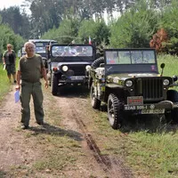 Autíčkář na srazu vojenské techniky na Ranči u Kamenného stolu