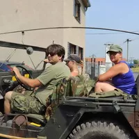 Autíčkář na srazu vojenské techniky na Ranči u Kamenného stolu