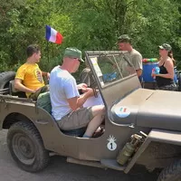 Autíčkář na srazu vojenské techniky na Ranči u Kamenného stolu