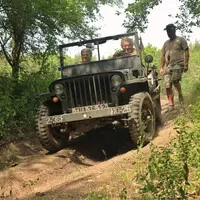 Autíčkář na srazu vojenské techniky na Ranči u Kamenného stolu