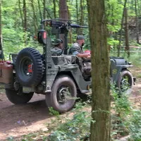 Autíčkář na srazu vojenské techniky na Ranči u Kamenného stolu