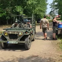 Autíčkář na srazu vojenské techniky na Ranči u Kamenného stolu