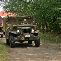 Autíčkář na srazu vojenské techniky na Ranči u Kamenného stolu