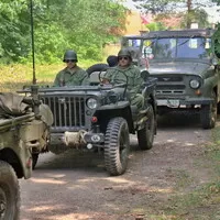 Autíčkář na srazu vojenské techniky na Ranči u Kamenného stolu