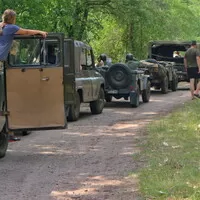 Autíčkář na srazu vojenské techniky na Ranči u Kamenného stolu