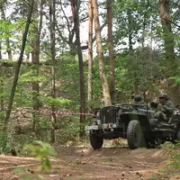 Autíčkář na srazu vojenské techniky na Ranči u Kamenného stolu
