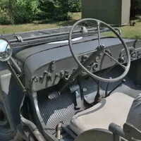 Autíčkář na srazu vojenské techniky na Ranči u Kamenného stolu
