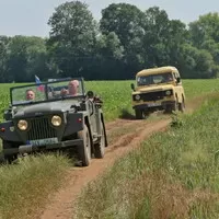 Autíčkář na srazu vojenské techniky na Ranči u Kamenného stolu