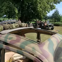Autíčkář na srazu vojenské techniky na Ranči u Kamenného stolu
