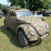 Autíčkář na srazu vojenské techniky na Ranči u Kamenného stolu