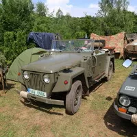 Autíčkář na srazu vojenské techniky na Ranči u Kamenného stolu