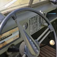 Autíčkář na srazu vojenské techniky na Ranči u Kamenného stolu
