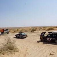 Mongol Rally 2018 část 5. : O bílém městě, ohnutých kolech a spoustě písku