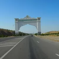 Mongol Rally 2018 část 5. : O bílém městě, ohnutých kolech a spoustě písku