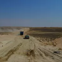 Mongol Rally 2018 část 5. : O bílém městě, ohnutých kolech a spoustě písku
