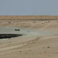 Mongol Rally 2018 část 5. : O bílém městě, ohnutých kolech a spoustě písku