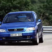 Hrdinové za babku: Opel Astra OPC 1