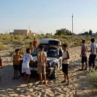 Mongol Rally 2018 část 6. : O driftující Sieře, noci v pivovaru a rezavých lodích