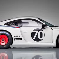 Nový 911 Speedster a reinkarnace závodní 935. Porsche dělá radost svým fanouškům.