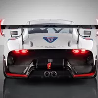 Nový 911 Speedster a reinkarnace závodní 935. Porsche dělá radost svým fanouškům.
