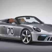 Nový 911 Speedster a reinkarnace závodní 935. Porsche dělá radost svým fanouškům.