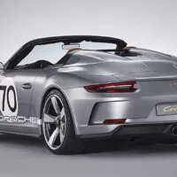 Nový 911 Speedster a reinkarnace závodní 935. Porsche dělá radost svým fanouškům.