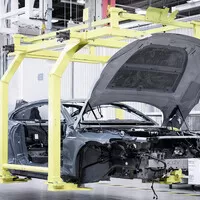 Z výrobní linky v Göteborgu právě sjíždí první exempláře kupé Polestar 1