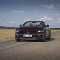 Ford Mustang GT Convertible: Kopni do tý bedny, ať panstvo nečeká!