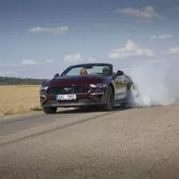 Ford Mustang GT Convertible: Kopni do tý bedny, ať panstvo nečeká!