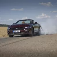 Ford Mustang GT Convertible: Kopni do tý bedny, ať panstvo nečeká!