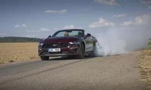 Ford Mustang GT Convertible: Kopni do tý bedny, ať panstvo nečeká!