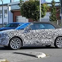 Volkswagen chystá kabrioverzi crossoveru T-Roc 