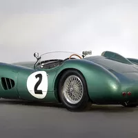 Aston Martin představil limitovanou edici modelu DBS. Připomíná slavné vítězství značky v Le Mans.