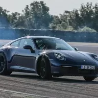 Nové Porsche 911 se při testování ukazuje ze všech stran