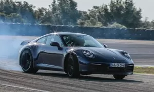 Nové Porsche 911 se při testování ukazuje ze všech stran