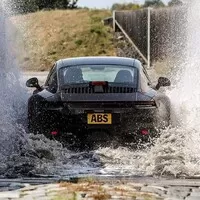 Nové Porsche 911 se při testování ukazuje ze všech stran