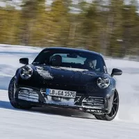 Nové Porsche 911 se při testování ukazuje ze všech stran