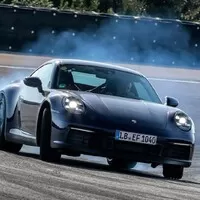 Nové Porsche 911 se při testování ukazuje ze všech stran