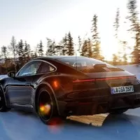Nové Porsche 911 se při testování ukazuje ze všech stran