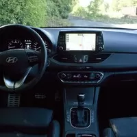 Hyundai i30 Fastback 1.4 T-GDI: Dáte šanci talentu ze skromných poměrů?