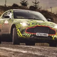 Maskovaný Aston Martin DBX se v novém videu prohání po šotolině