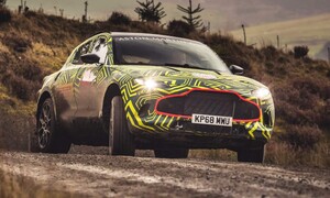 Novinky: Maskovaný Aston Martin DBX se v novém videu prohání po šotolině