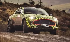 Maskovaný Aston Martin DBX se v novém videu prohání po šotolině