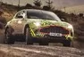 Maskovaný Aston Martin DBX se v novém videu prohání po šotolině