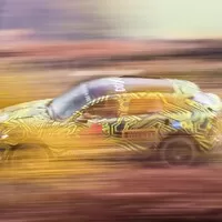Maskovaný Aston Martin DBX se v novém videu prohání po šotolině